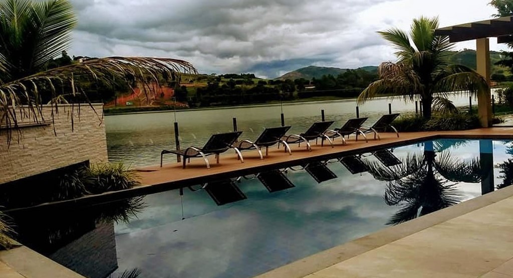 Vista da piscina e do lago de Capitólio