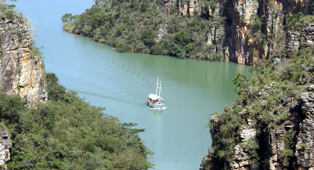 Lago de Furnas e os cânions