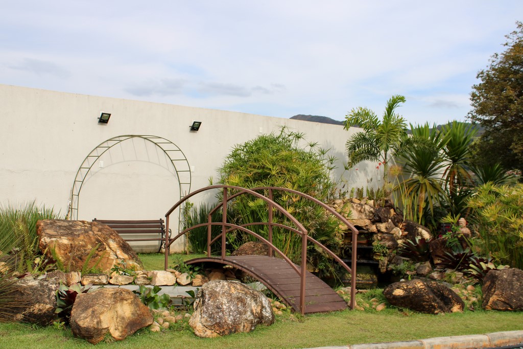 Jardim japonês com lago de carpas