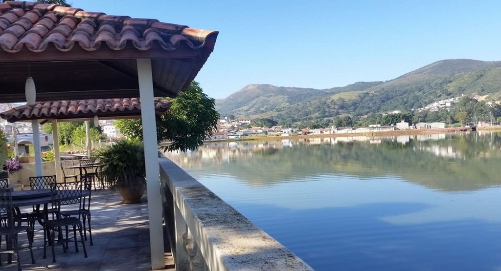 Quiosques do hotel e Capitólio ao fundo
